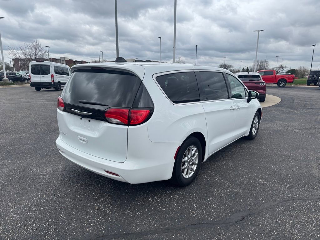Used 2023 Chrysler Voyager LX FWD image 3