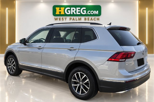 Used 2020 Volkswagen Tiguan SE w/ Panoramic Sunroof Package FWD image 2