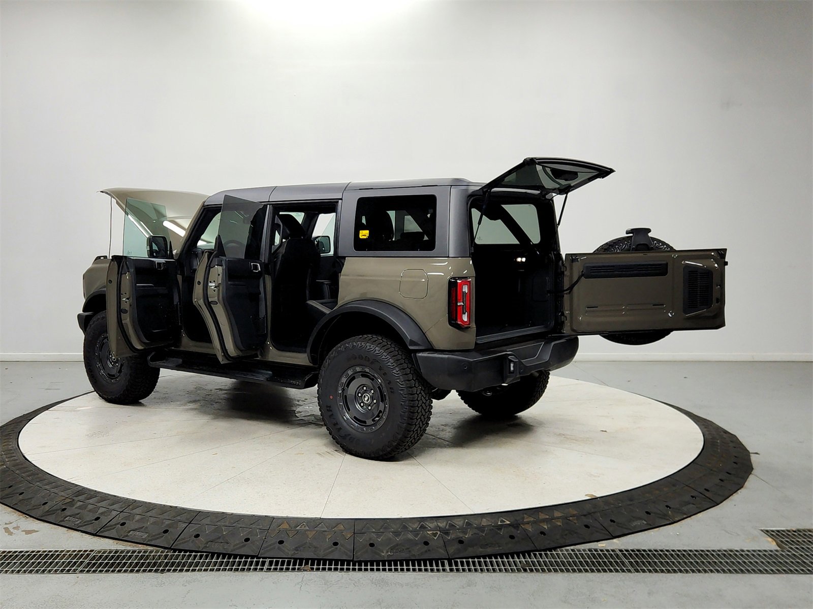 New 2025 Ford Bronco Outer Banks w/ Sasquatch Package image 13