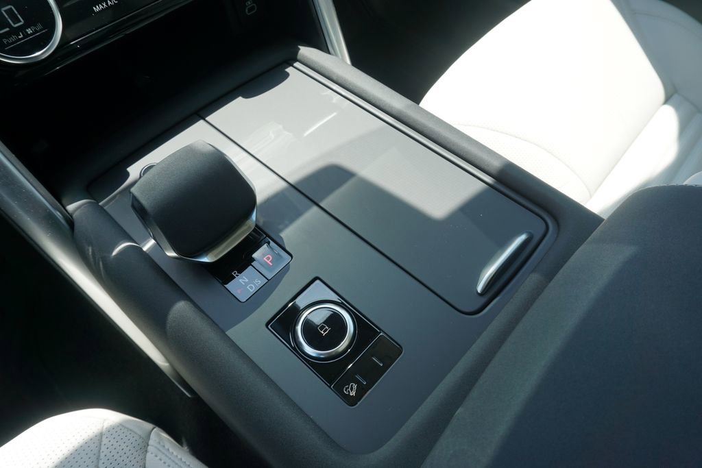 New 2025 Land Rover Discovery Dynamic SE image 14