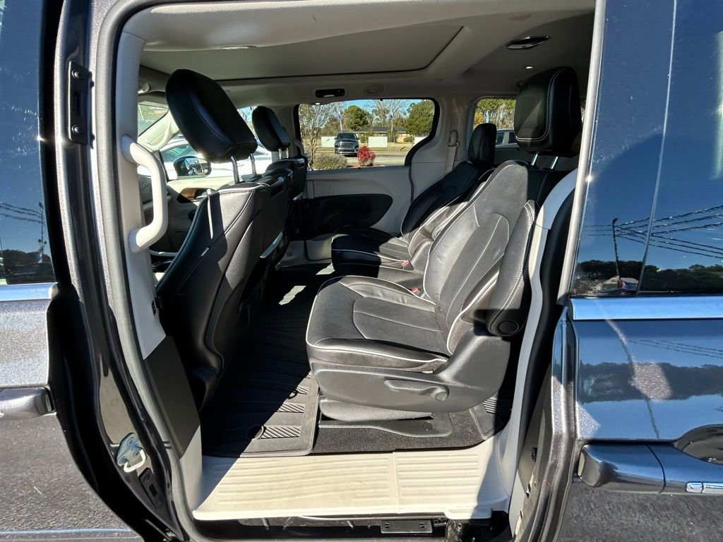 Used 2022 Chrysler Pacifica Limited w/ Uconnect Theater Family Group image 17