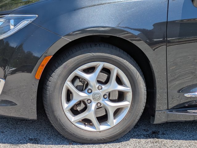 Used 2017 Chrysler Pacifica Touring-L w/ Tire & Wheel Group FWD image 14