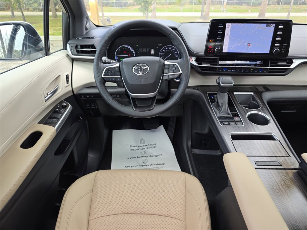 Certified 2024 Toyota Sienna Limited image 7
