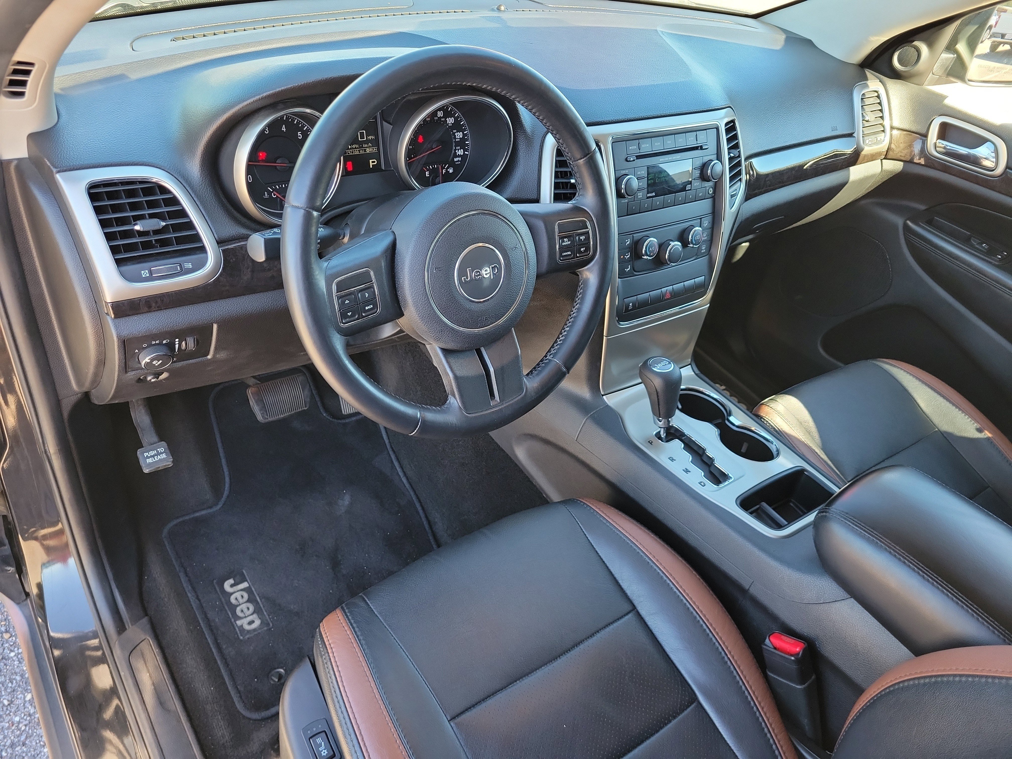 Used 2012 Jeep Grand Cherokee Laredo w/ Laredo E Group RWD image 8