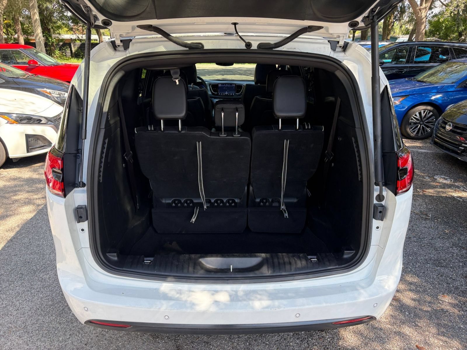 Used 2025 Chrysler Pacifica Limited FWD image 35