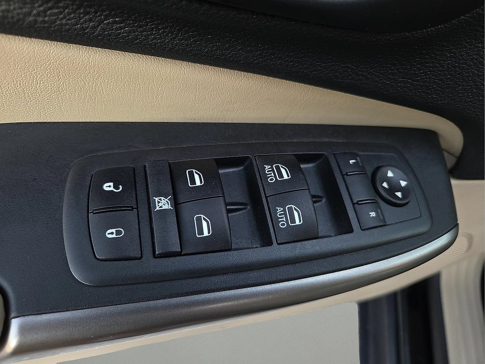 Used 2021 Jeep Cherokee Latitude w/ Mopar Interior Package FWD image 15