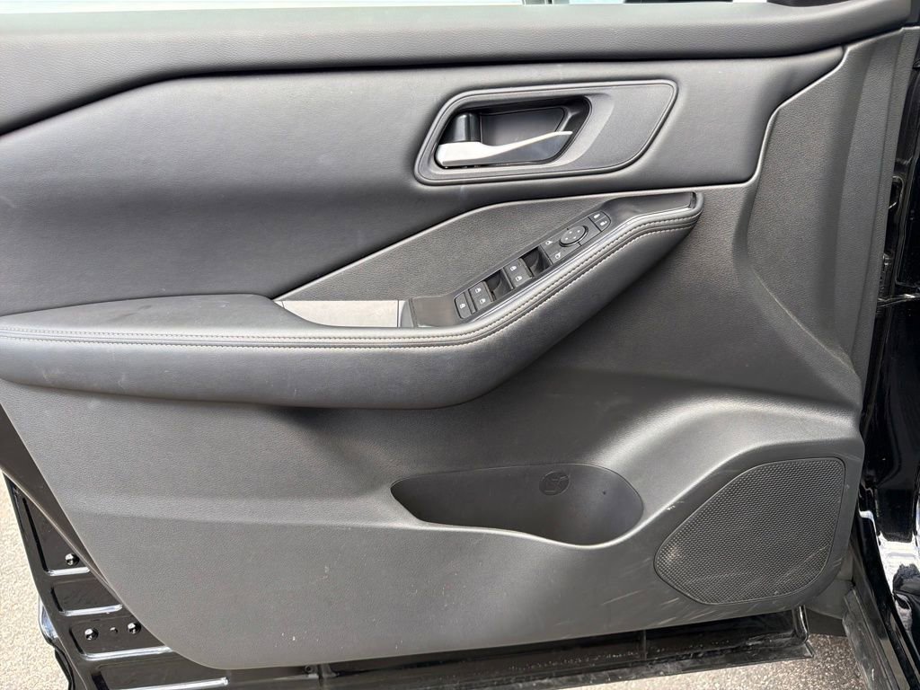 Used 2025 Nissan Rogue SV image 11