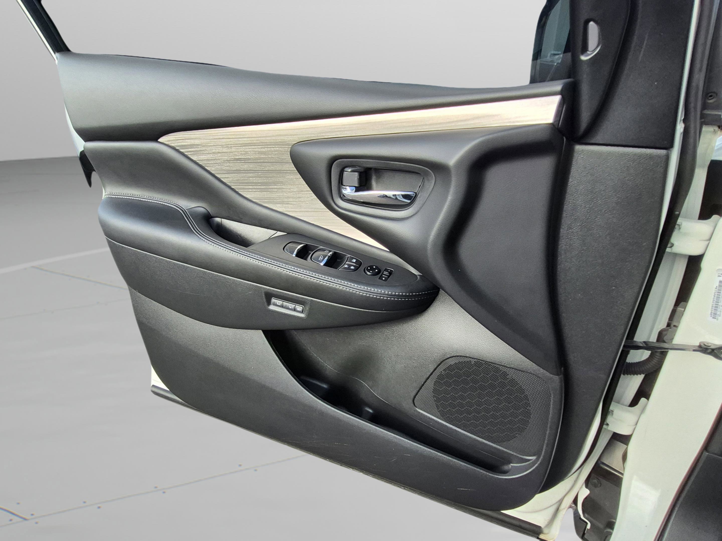 Used 2016 Nissan Murano Platinum w/ Platinum Technology Package FWD image 23