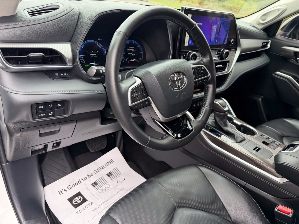 Used 2024 Toyota Highlander Platinum AWD/4WD image 16