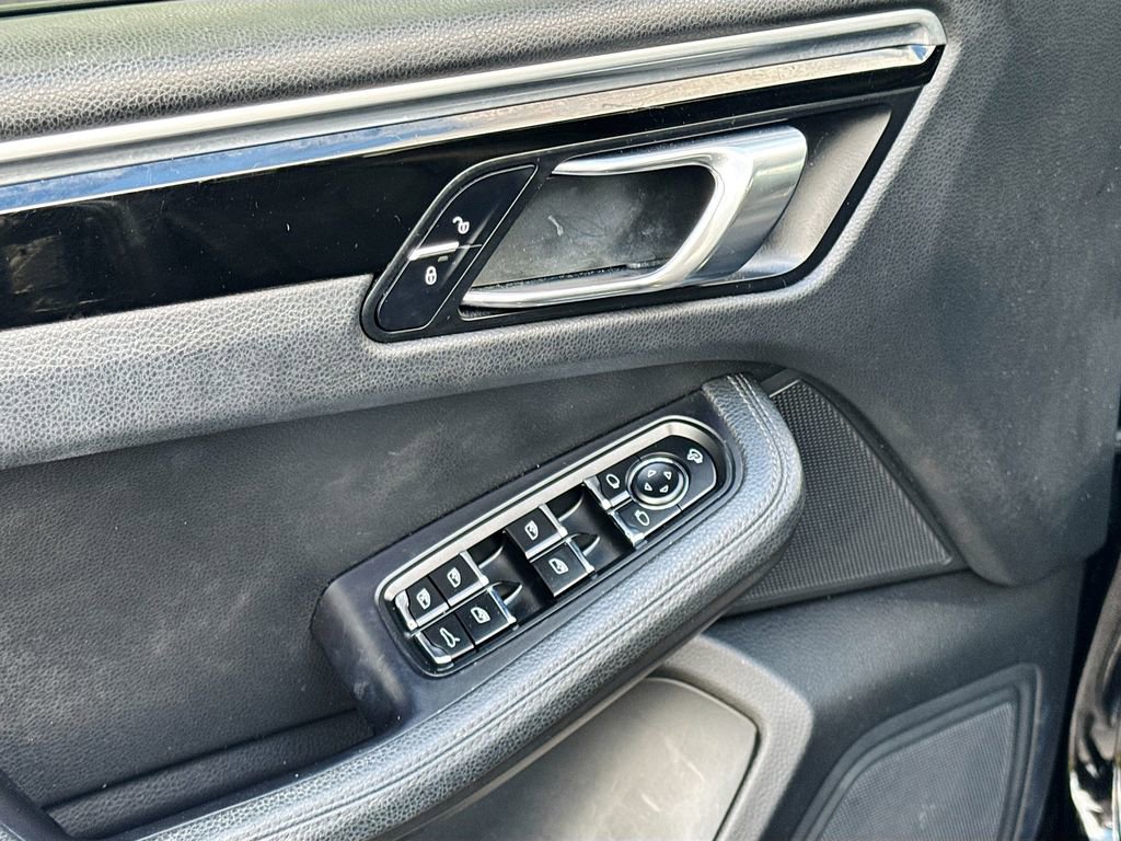 Used 2018 Porsche Macan image 18