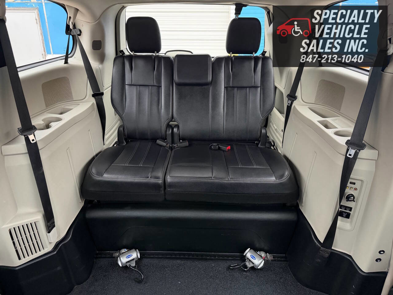 Used 2014 Chrysler Town & Country Touring image 28