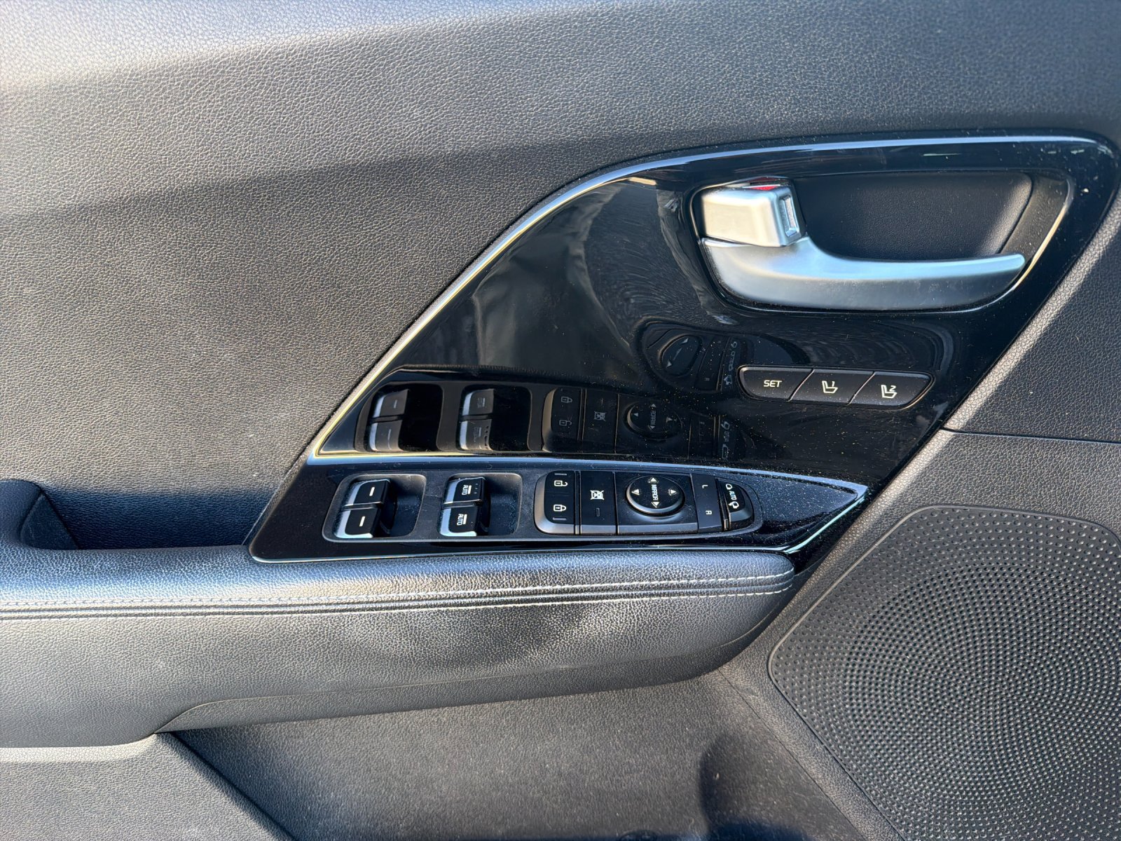 Used 2017 Kia Niro Touring w/ Advanced Technology Package FWD image 10