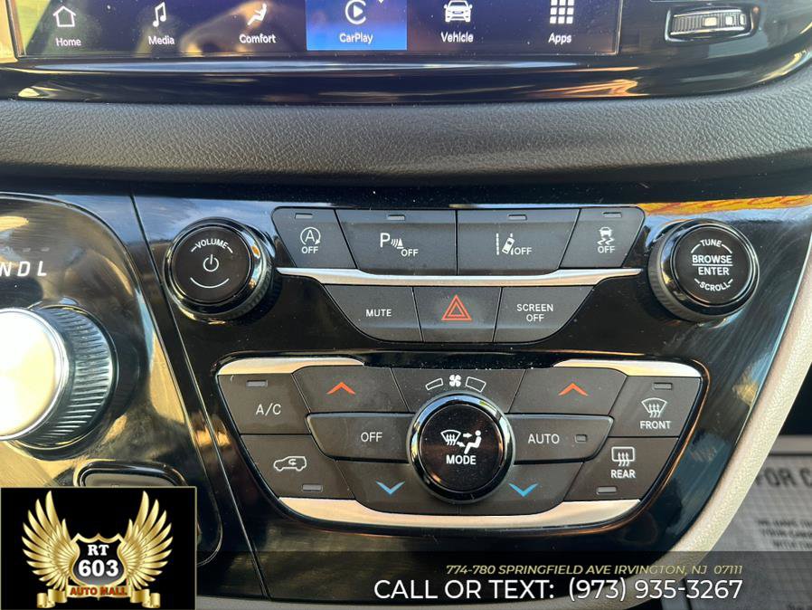 Used 2024 Chrysler Pacifica Touring-L image 23