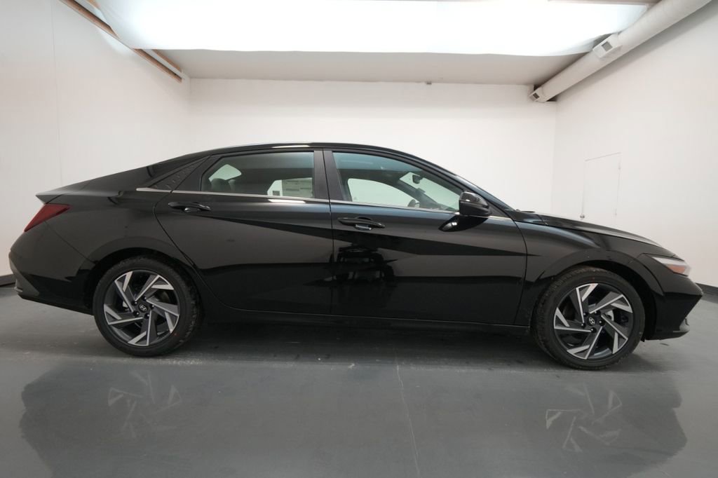 New 2025 Hyundai Elantra Limited image 17