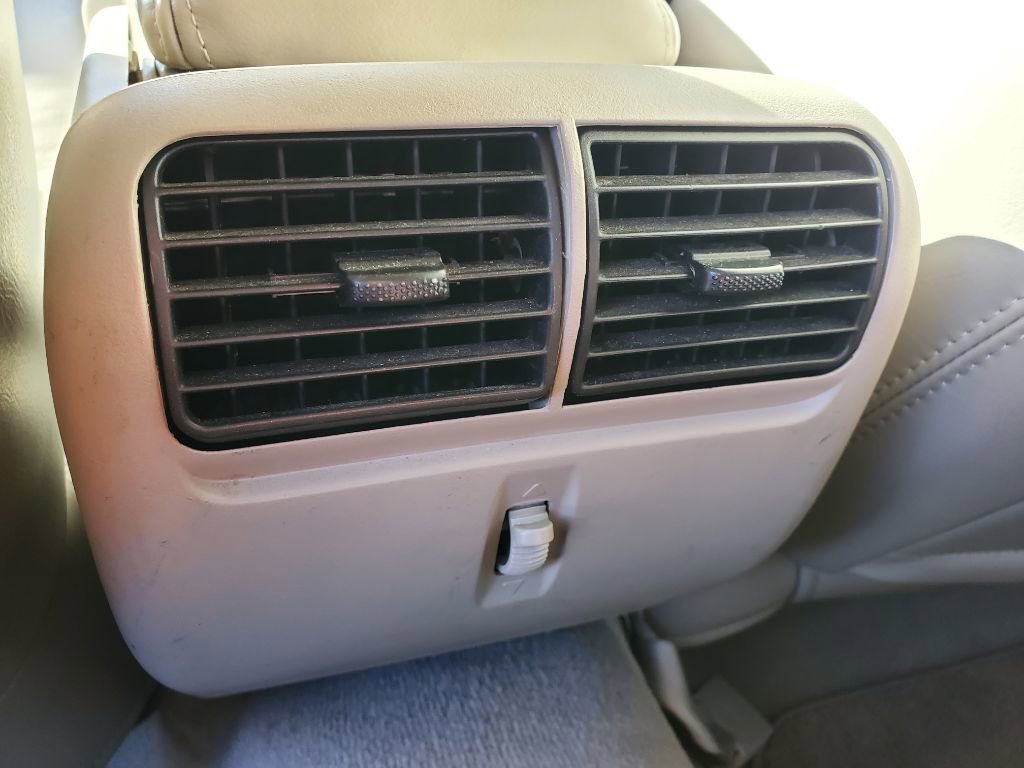 Used 2006 Lincoln Town Car Signature Limited image 29