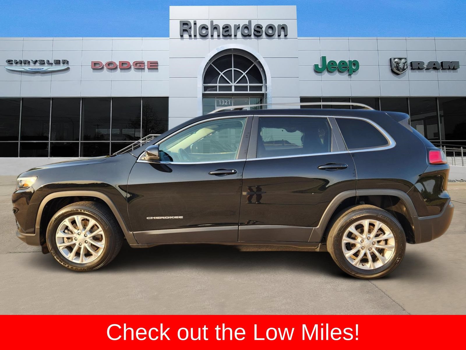 Used 2019 Jeep Cherokee Latitude w/ Popular Appearance Group FWD image 3