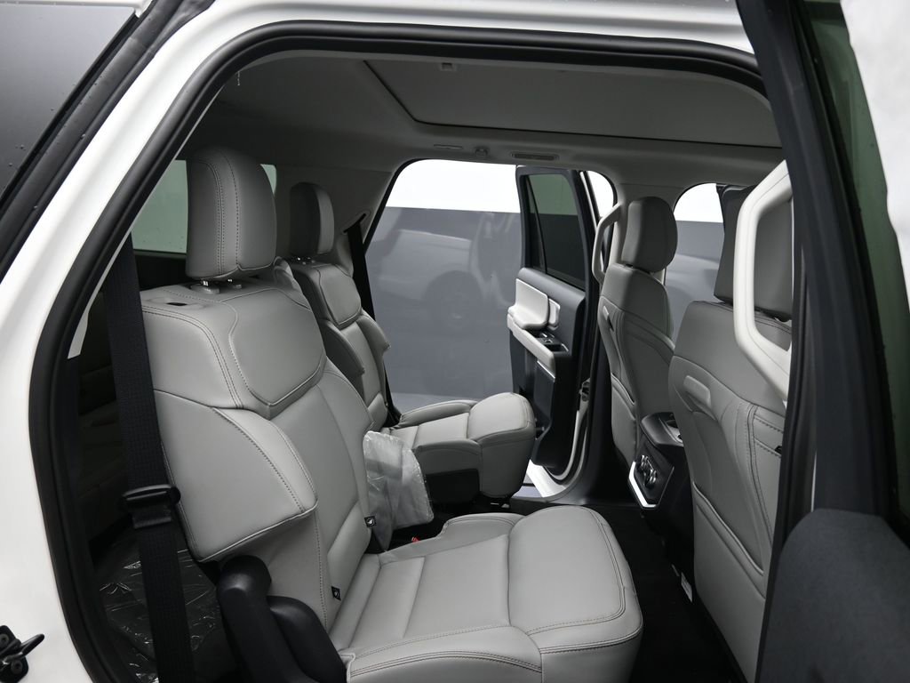 New 2025 Ford Expedition Active image 16
