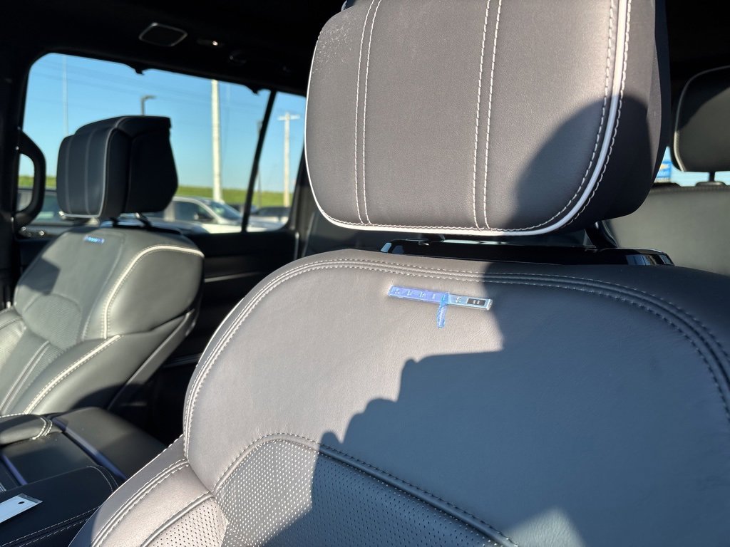 New 2025 Jeep Grand Wagoneer L Series II Obsidian w/ Quick Order Packagew 28T image 17