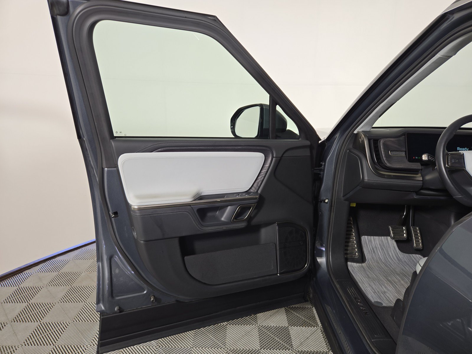 Used 2024 Rivian R1S Adventure AWD/4WD image 16