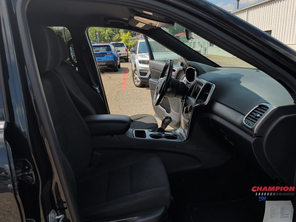 Used 2020 Jeep Grand Cherokee Laredo AWD/4WD image 27