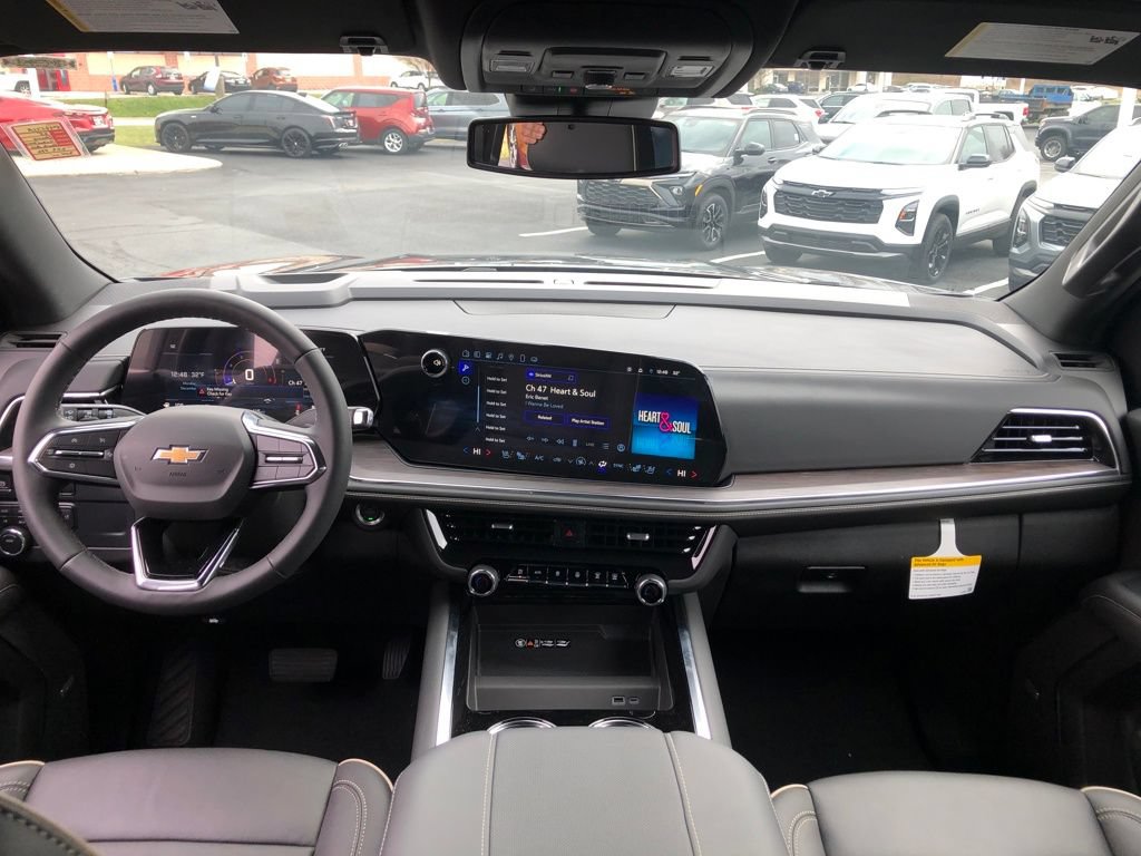 Used 2025 Chevrolet Suburban Premier AWD/4WD image 12