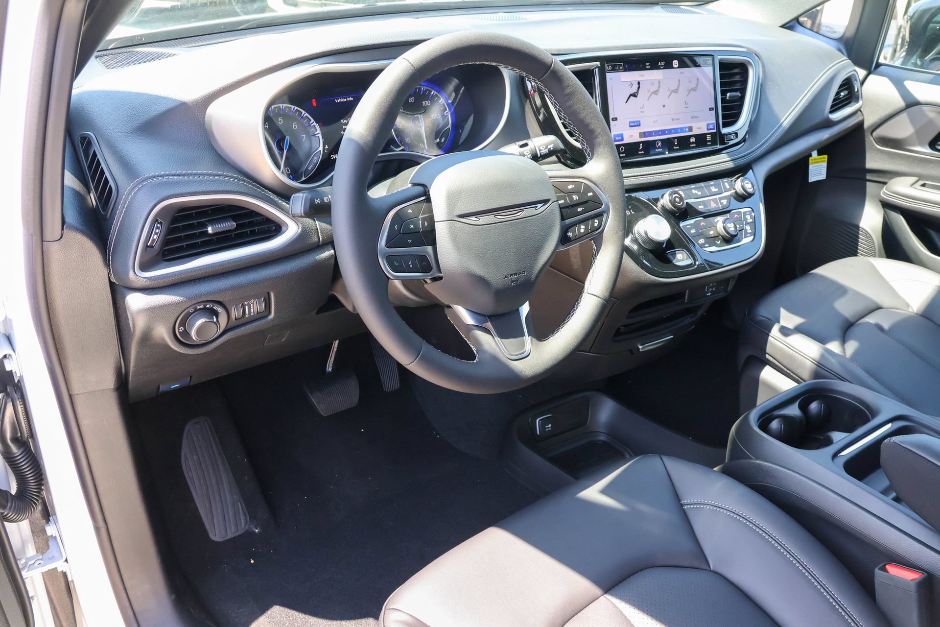 New 2027 Chrysler Pacifica Select FWD image 4