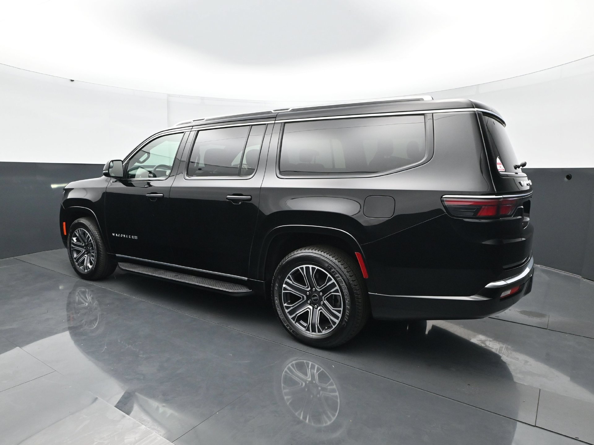 Used 2025 Jeep Wagoneer L Series II w/ 8-pass Seating Package AWD/4WD image 4