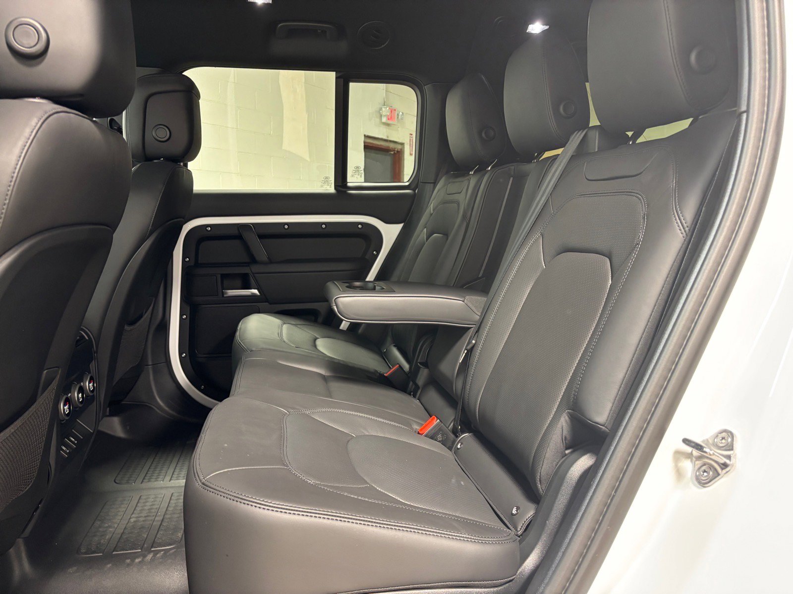 New 2026 Land Rover Defender 130 X-Dynamic SE AWD/4WD image 30