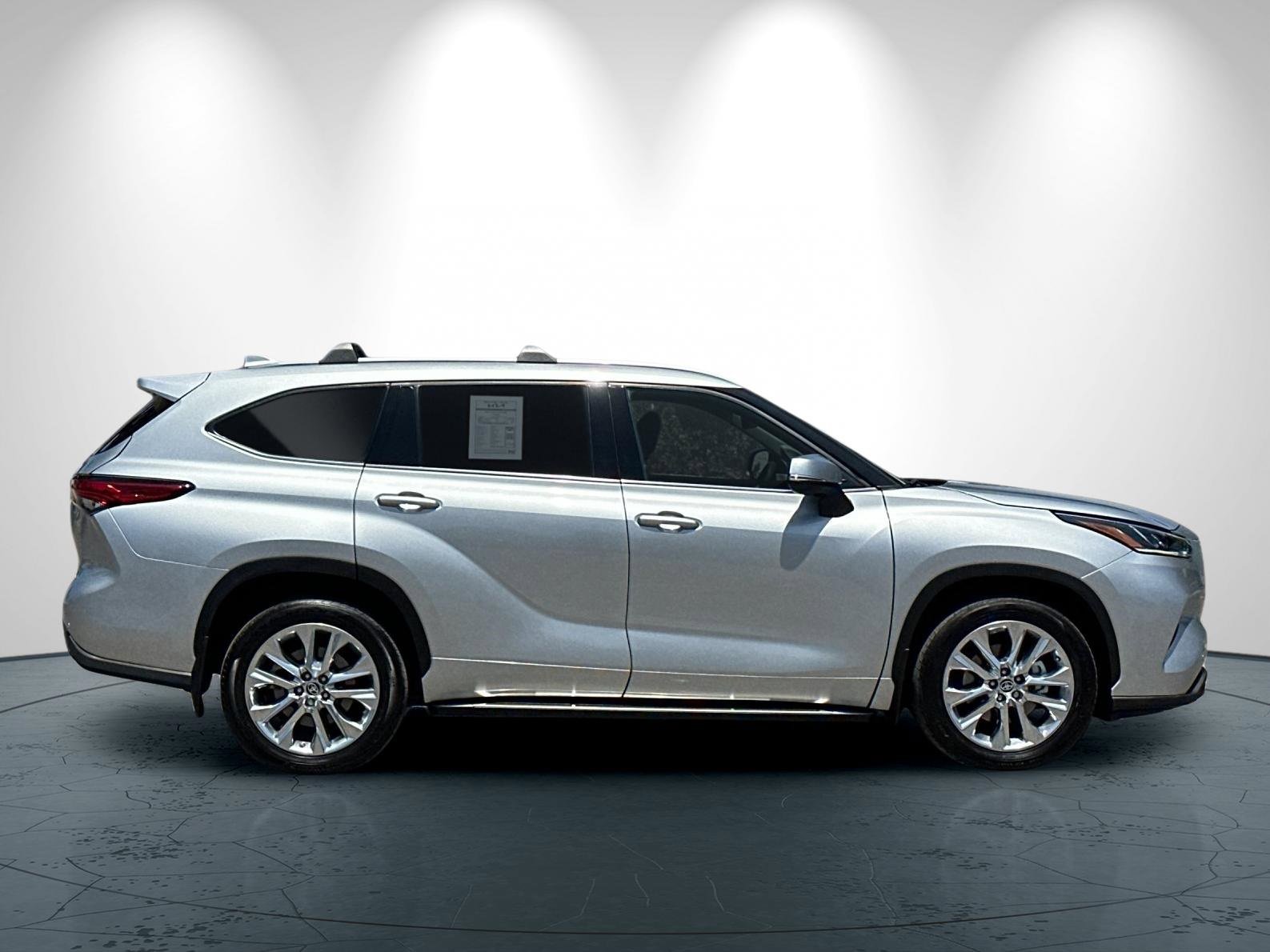Used 2022 Toyota Highlander Limited image 3