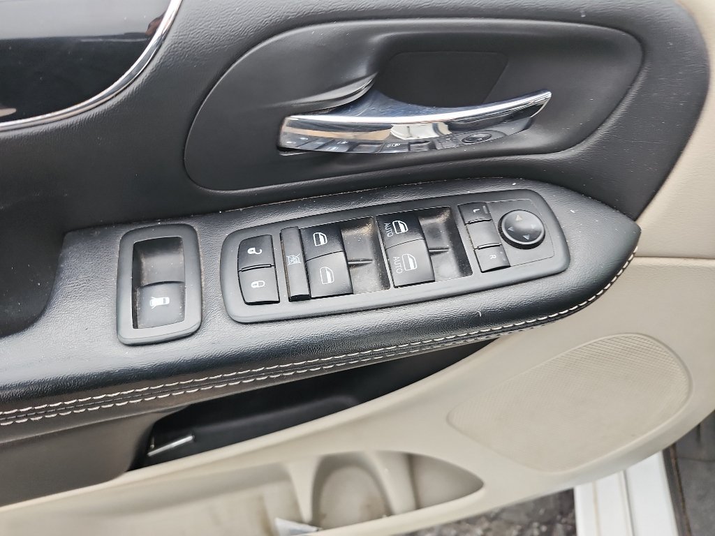 Used 2019 Dodge Grand Caravan SXT FWD image 17
