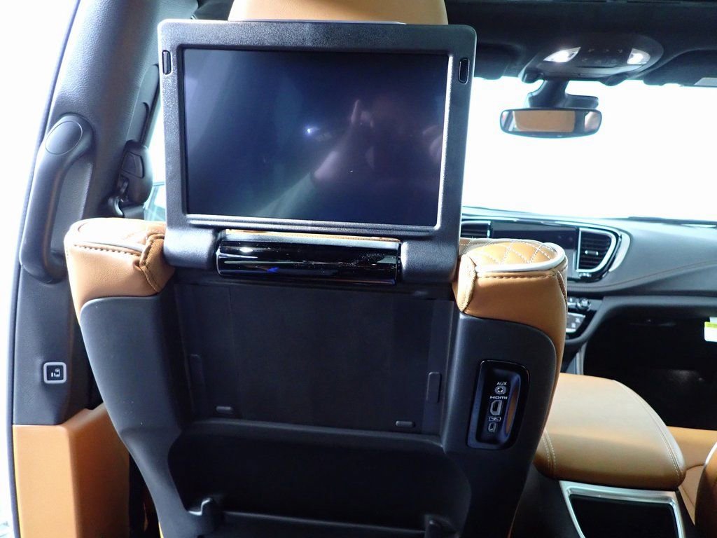 New 2026 Chrysler Pacifica Pinnacle image 10