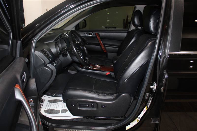 Used 2012 Toyota Highlander Limited w/ Tow Pkg AWD/4WD image 26
