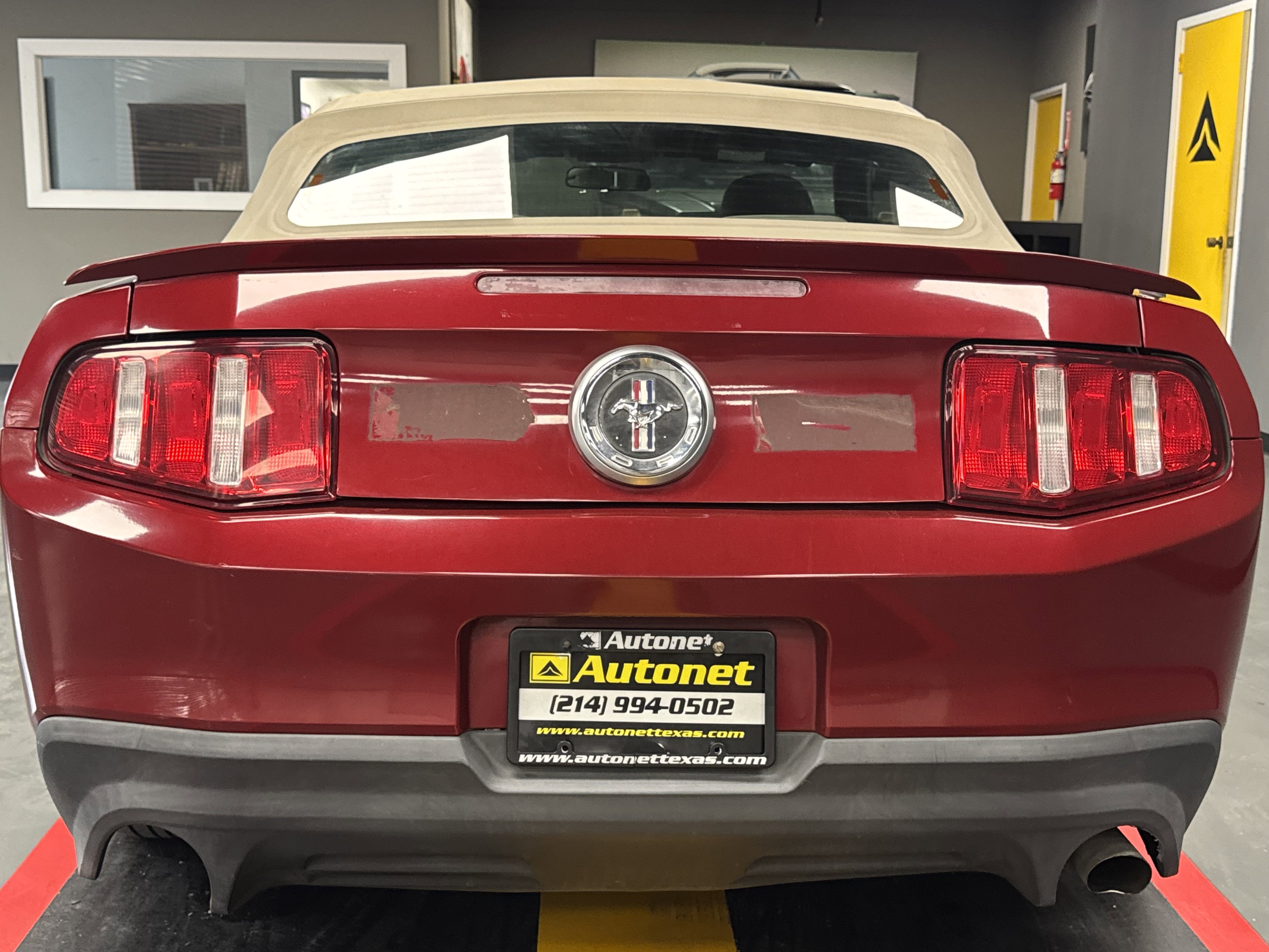 Used 2010 Ford Mustang Convertible image 12