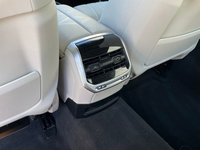Used 2026 BMW 740i xDrive w/ Premium Package AWD/4WD image 9