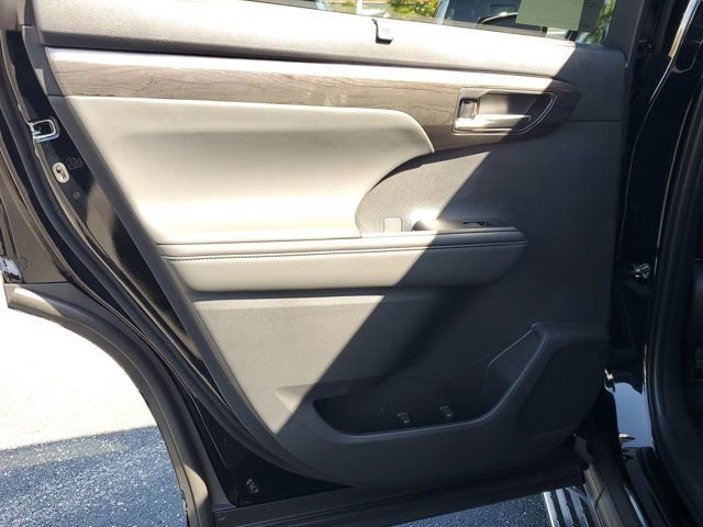 New 2026 Toyota Highlander Limited image 8
