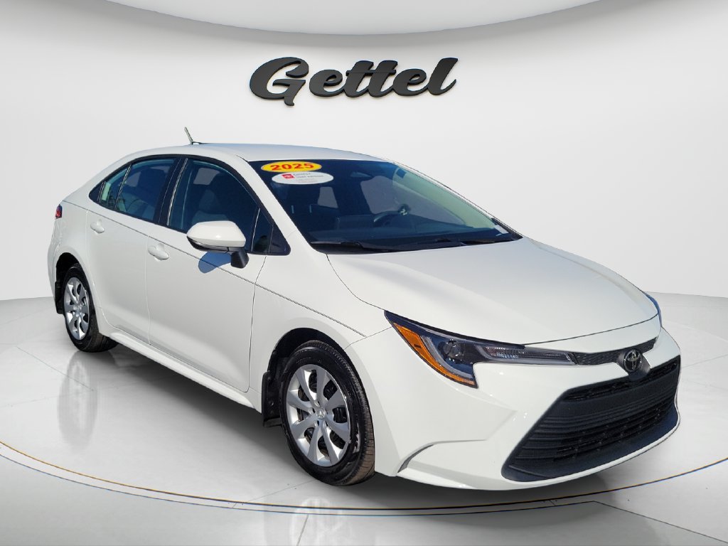 Used 2025 Toyota Corolla LE FWD image 3