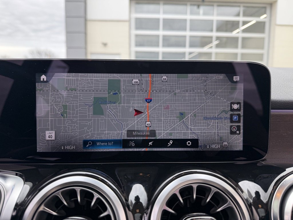 Used 2023 Mercedes-Benz GLB 250 4MATIC image 32