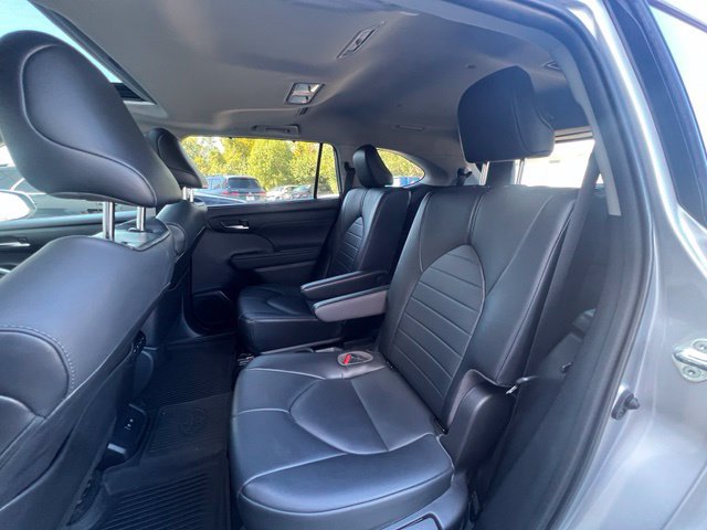 Used 2021 Toyota Highlander XLE AWD/4WD image 24