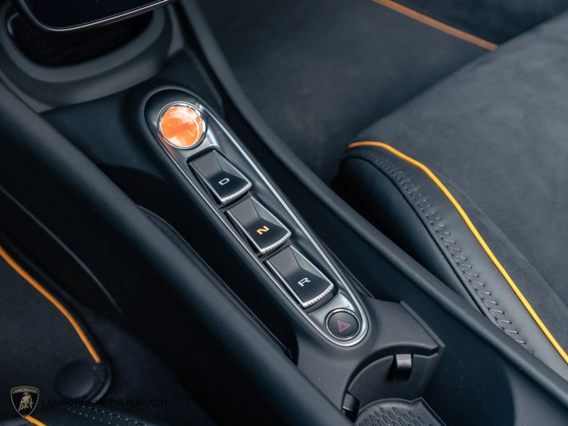Used 2025 McLaren Artura Spider RWD image 20