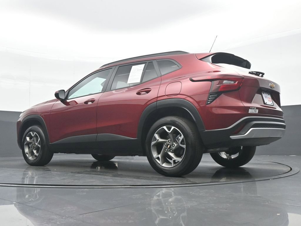 Used 2025 Chevrolet Trax LT w/ LT Convenience Package FWD image 29