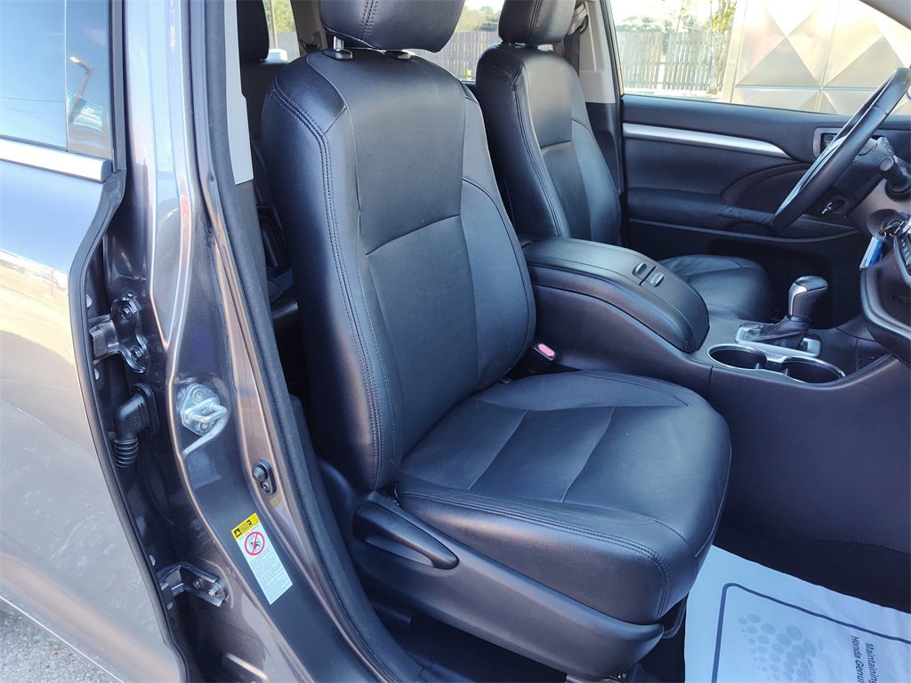Used 2014 Toyota Highlander LE image 32