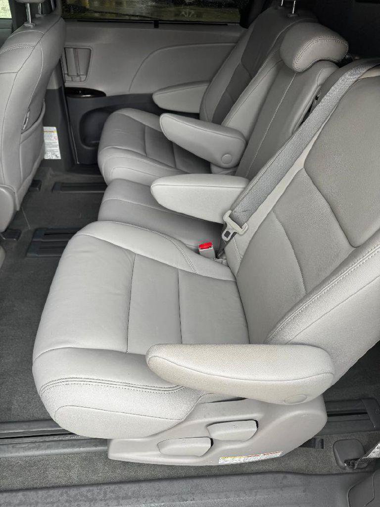 Used 2018 Toyota Sienna XLE Premium FWD image 26
