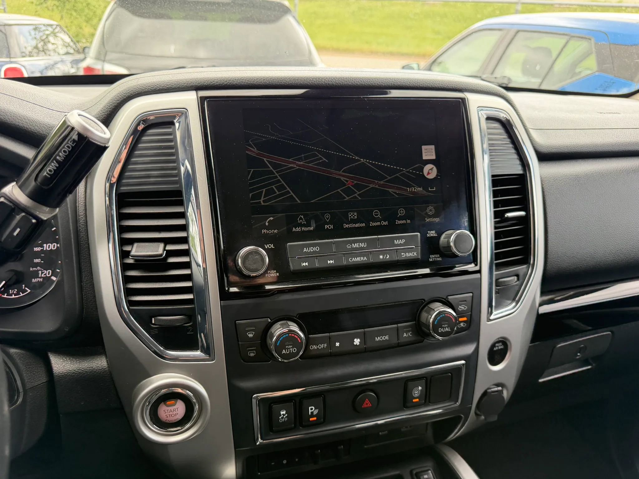 Used 2021 Nissan Titan SV w/ SV Convenience Package image 14