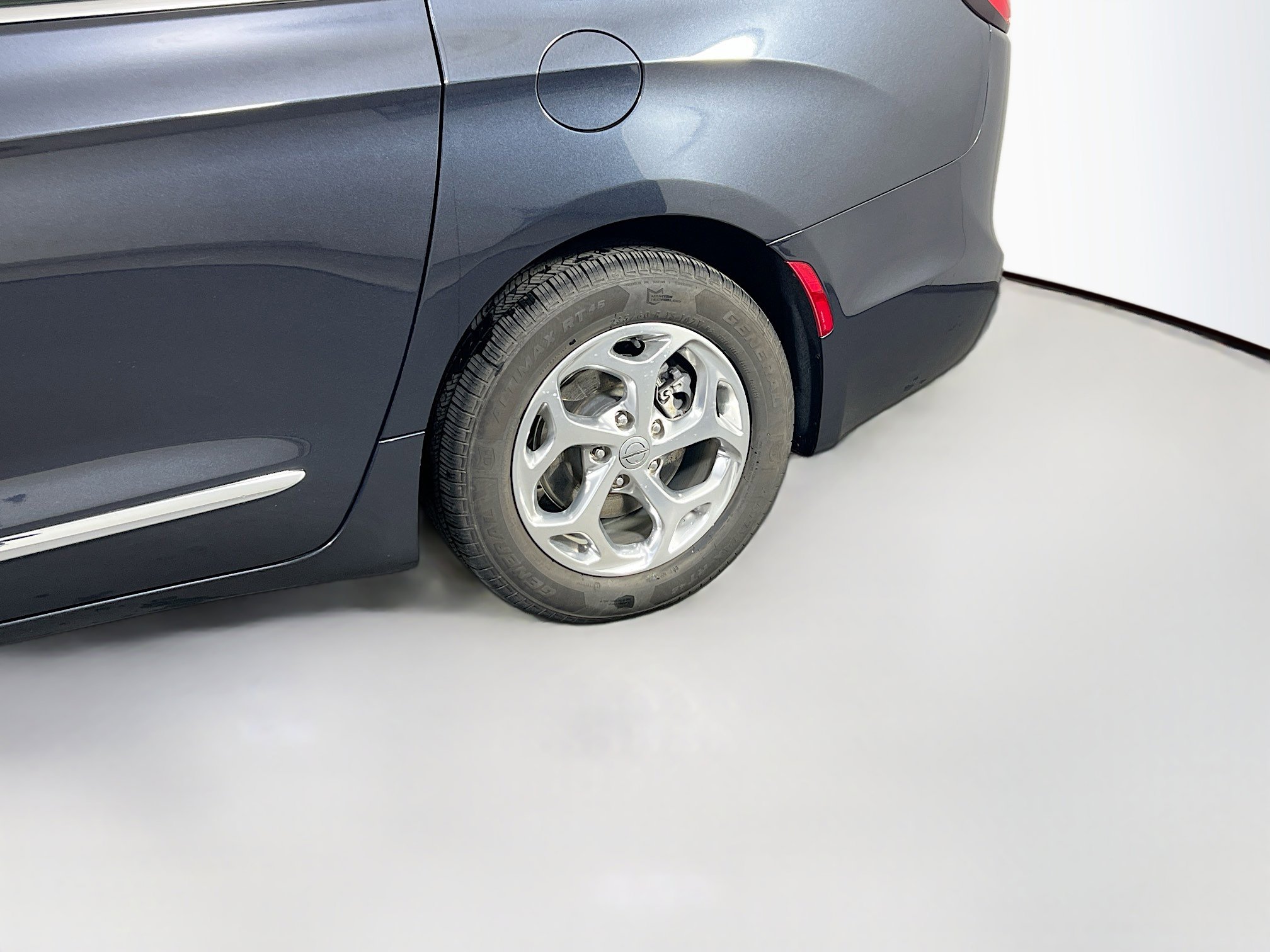 Used 2021 Chrysler Pacifica Limited w/ Uconnect Theater Family Group image 33