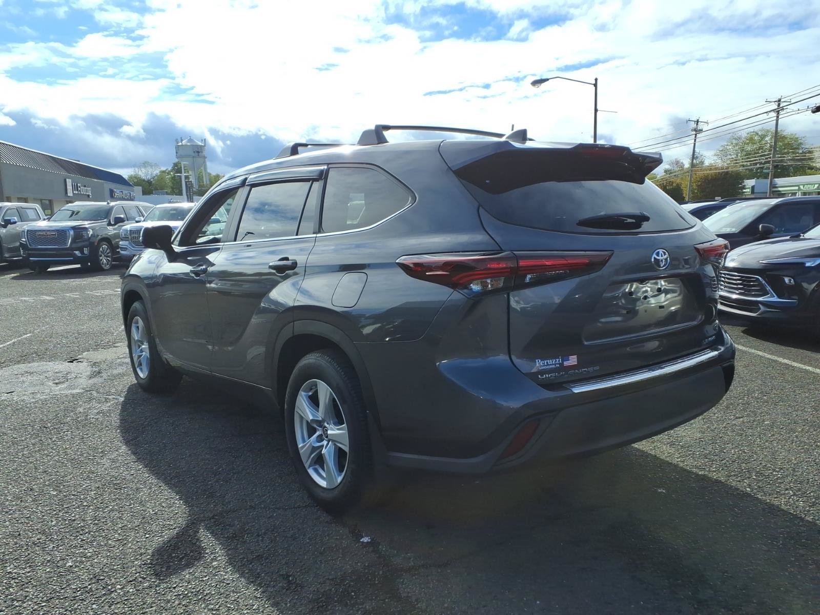Used 2024 Toyota Highlander LE AWD/4WD image 6