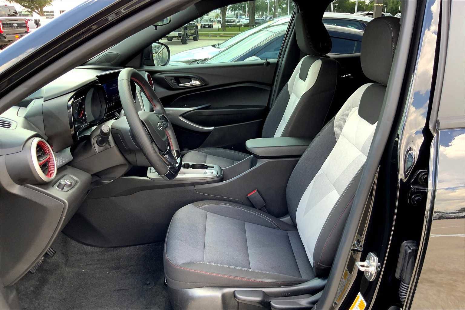 Certified 2024 Chevrolet Trax RS image 7