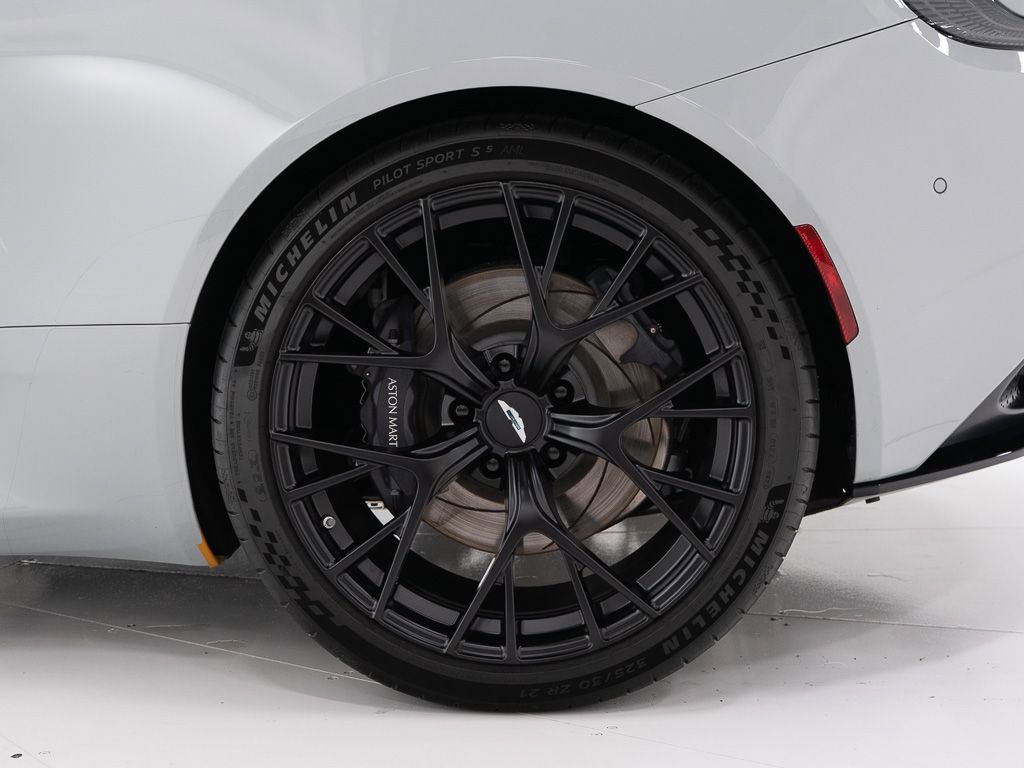 Used 2025 Aston Martin DB12 Coupe image 37