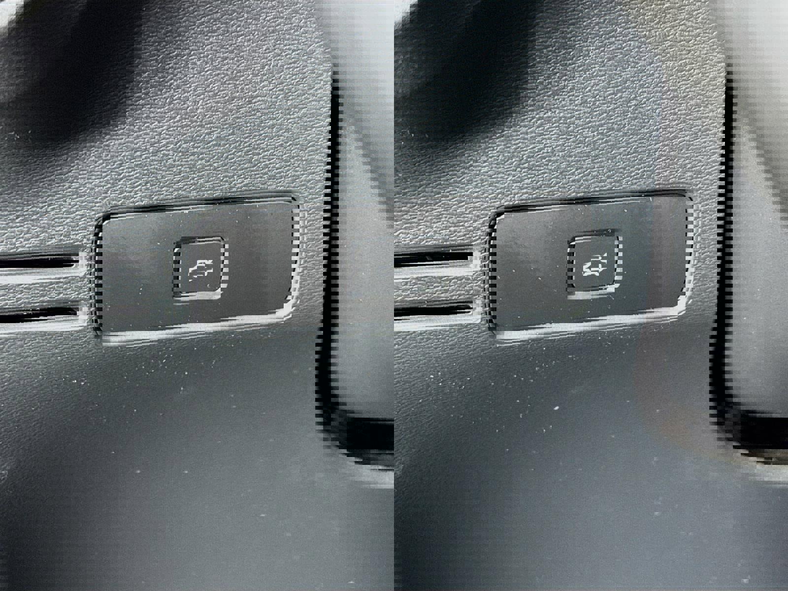 Used 2023 Volvo C40 P8 Recharge Ultimate image 11