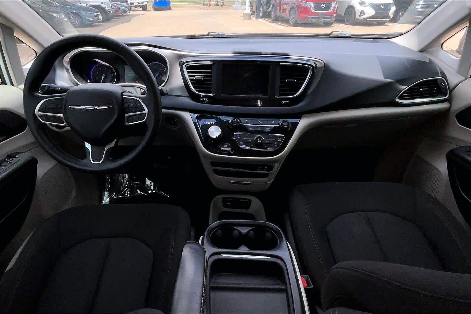 Used 2020 Chrysler Pacifica Touring FWD image 13