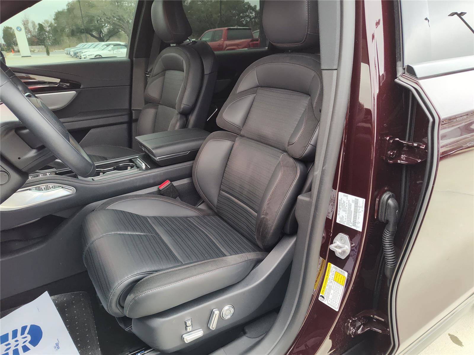 Used 2025 Lincoln Nautilus Reserve image 18